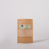 pollen de palmier en poudre sur fond blanc