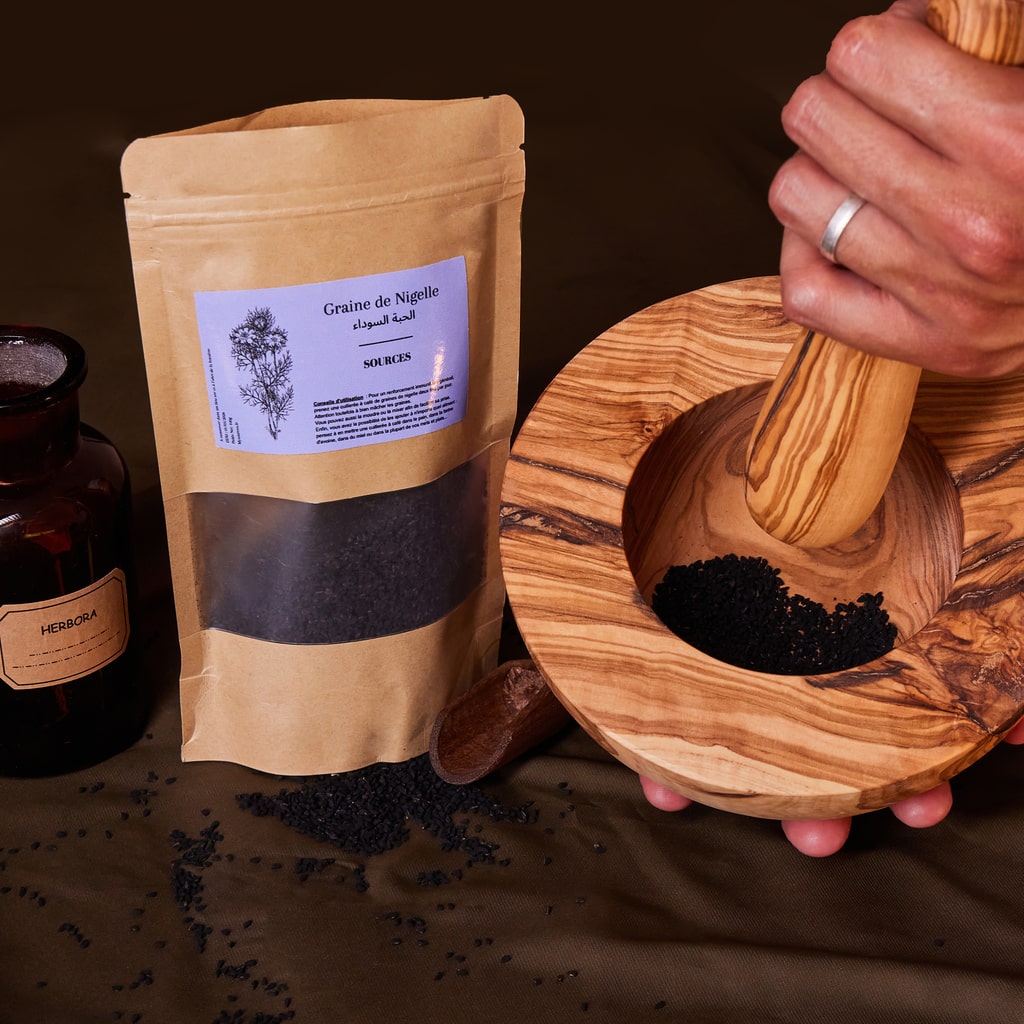 graines de nigelle habba sawda au mortier